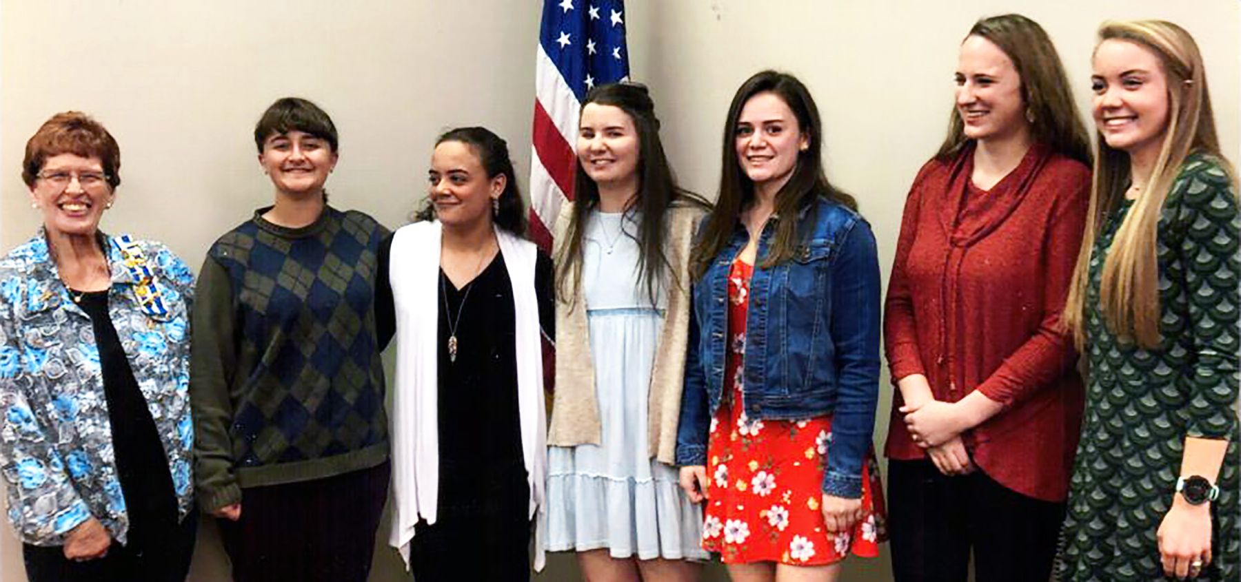 DAR presents Good Citizen Award to students